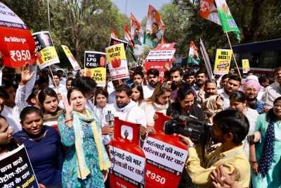 दिल्ली की सड़कों पर भारतीय युवा कांग्रेस कार्यकर्ता ने जताया आक्रोश